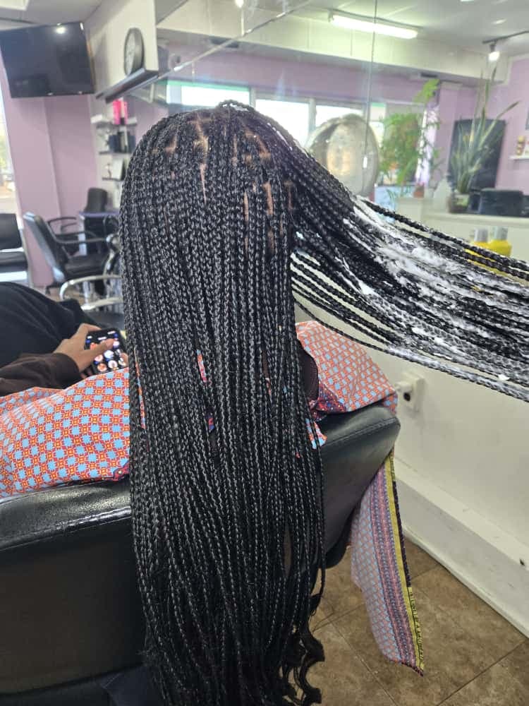 Knotless braids by Akwaba Hair Braiding