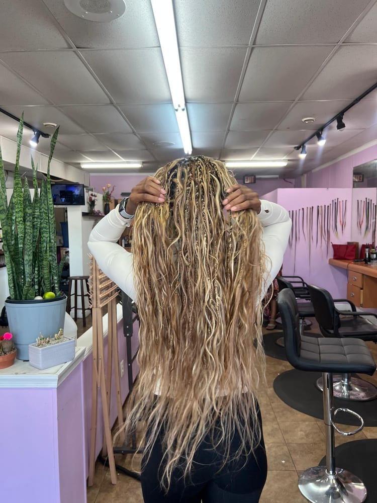 Women's boho knotless braids by Akwaba Hair Braiding