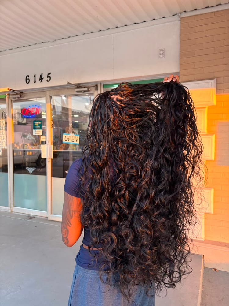 Women's boho knotless braids by Akwaba Hair Braiding
