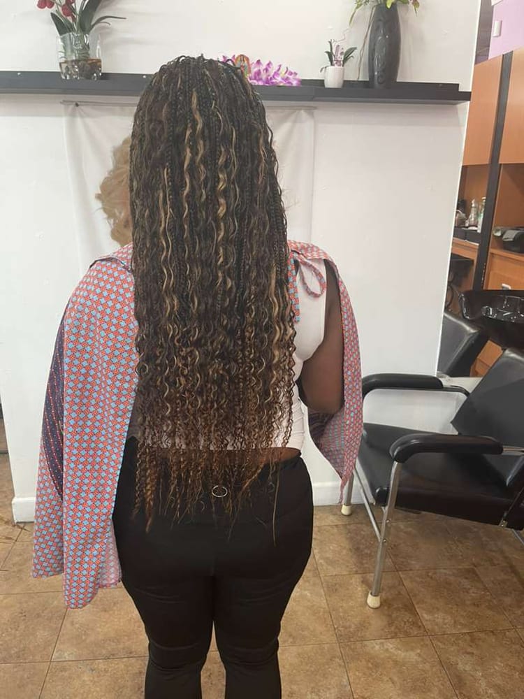 Women's knotless braids by Akwaba Hair Braiding