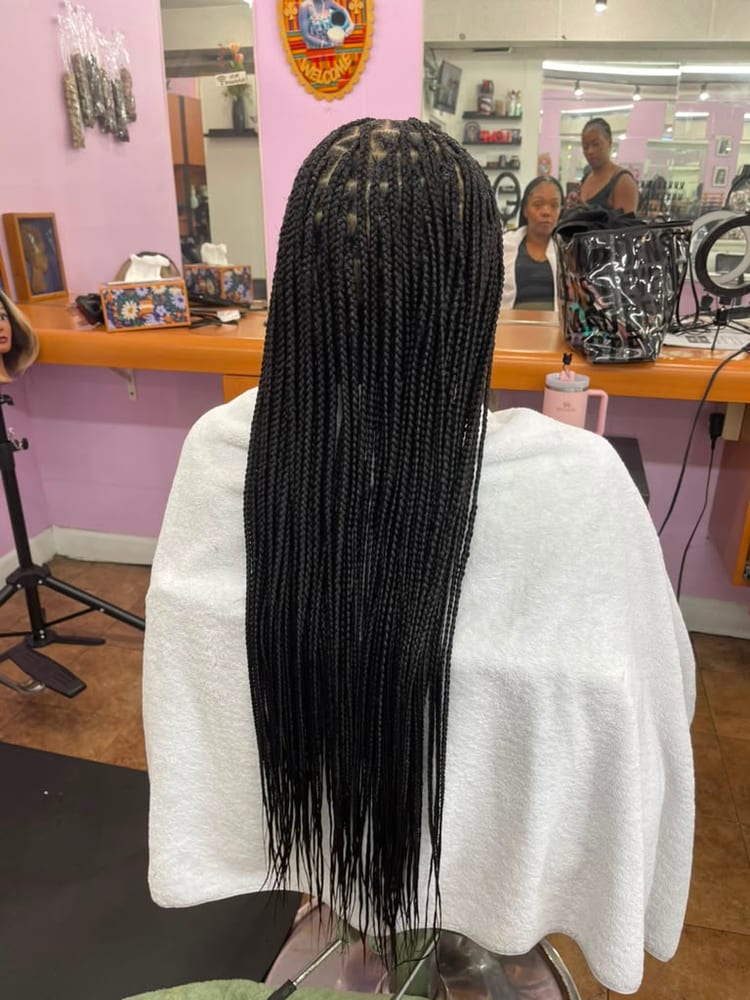 Women's knotless braids by Akwaba Hair Braiding