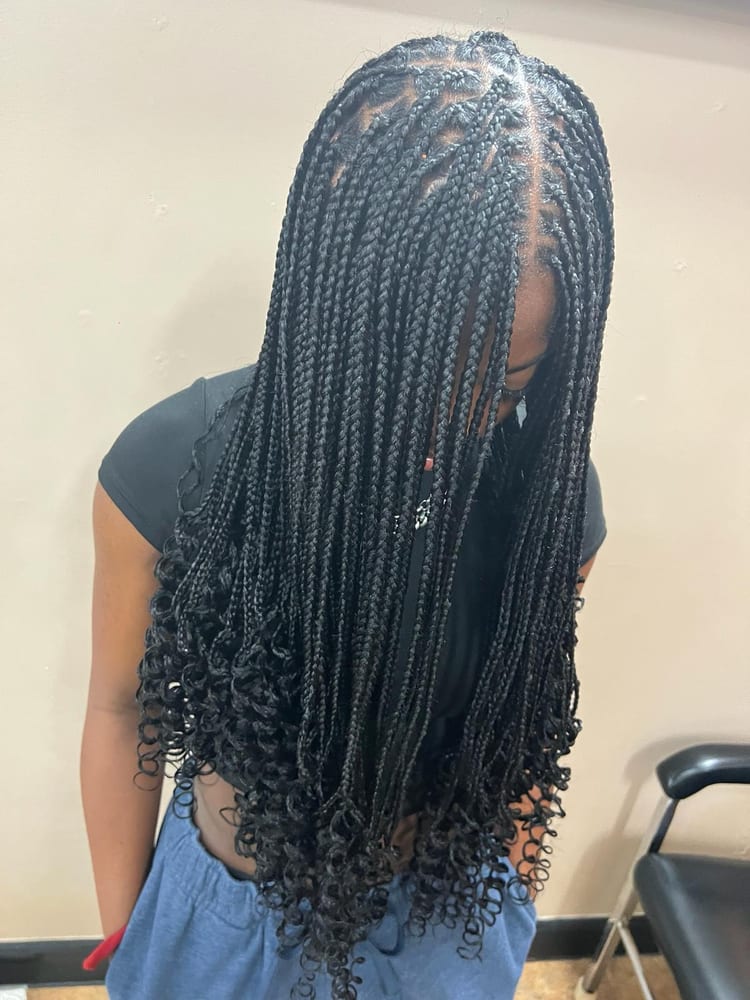 Women's knotless braids by Akwaba Hair Braiding