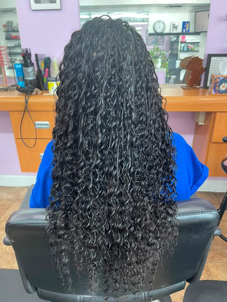 Women's boho knotless braids by Akwaba Hair Braiding